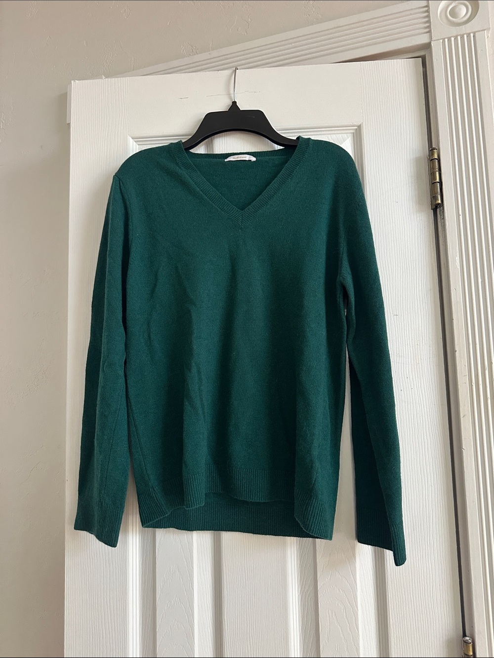 Classic Women's Wool and Cashmere V-Neck Sweater in Forest Green